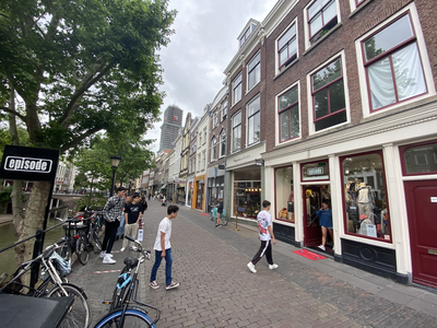 904948 Gezicht op de Oudegracht te Utrecht, met winkelend publiek dat beperkt en gedoseerd toegelaten wordt tot winkels ...
